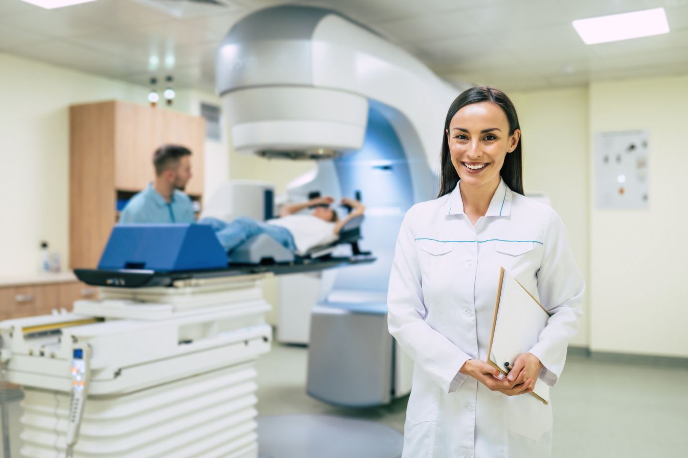 Estudante técnico em radiologia acessando curso EAD da Rad School - Plataforma de ensino online 2026