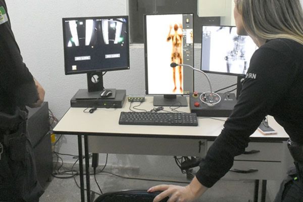 Juiz assina decisão que suspende uso de raio-X por falta de segurança radiológica em presídios.