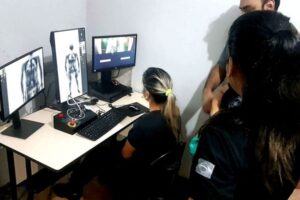 Agente penitenciário participa de treinamento sobre procedimentos de segurança e uso de equipamentos.